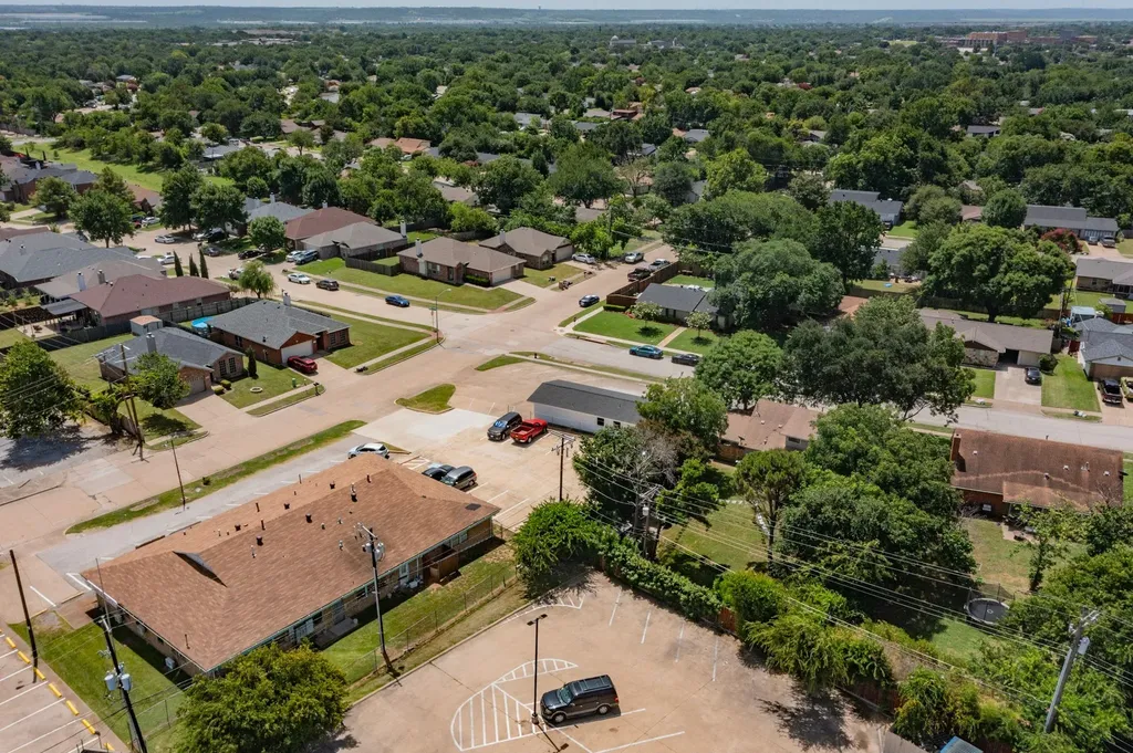 2526 Hillcrest Lane Grand Prairie TX 75052
