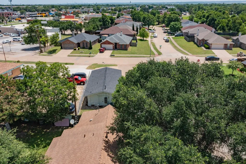 2526 Hillcrest Lane Grand Prairie TX 75052