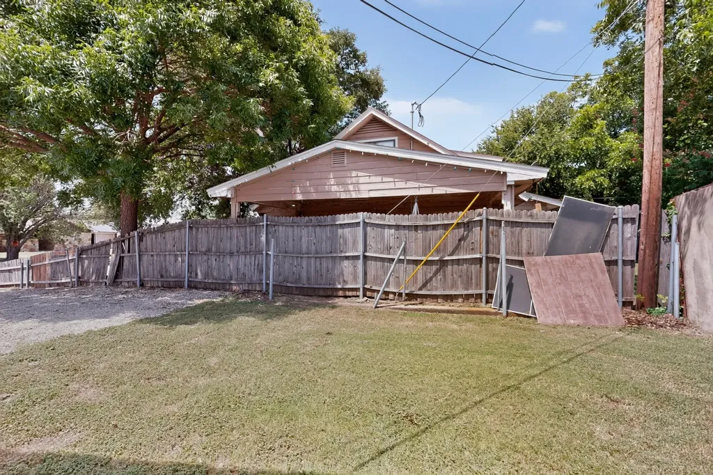 2526 Hillcrest Lane Grand Prairie TX 75052
