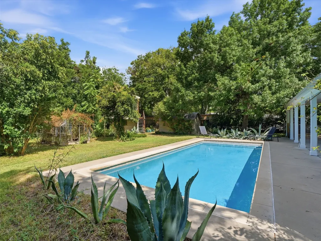 1429 El Campo Drive Dallas TX 75218