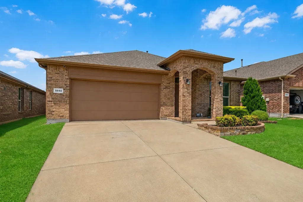 5044 Sugarcane Lane Fort Worth TX 76179