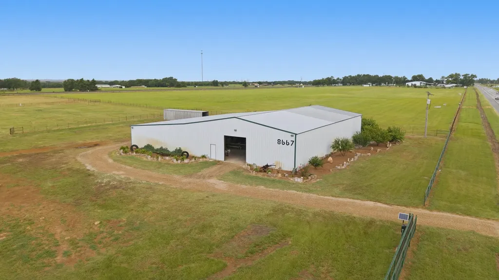 8667 Us-377 Collinsville TX 76233
