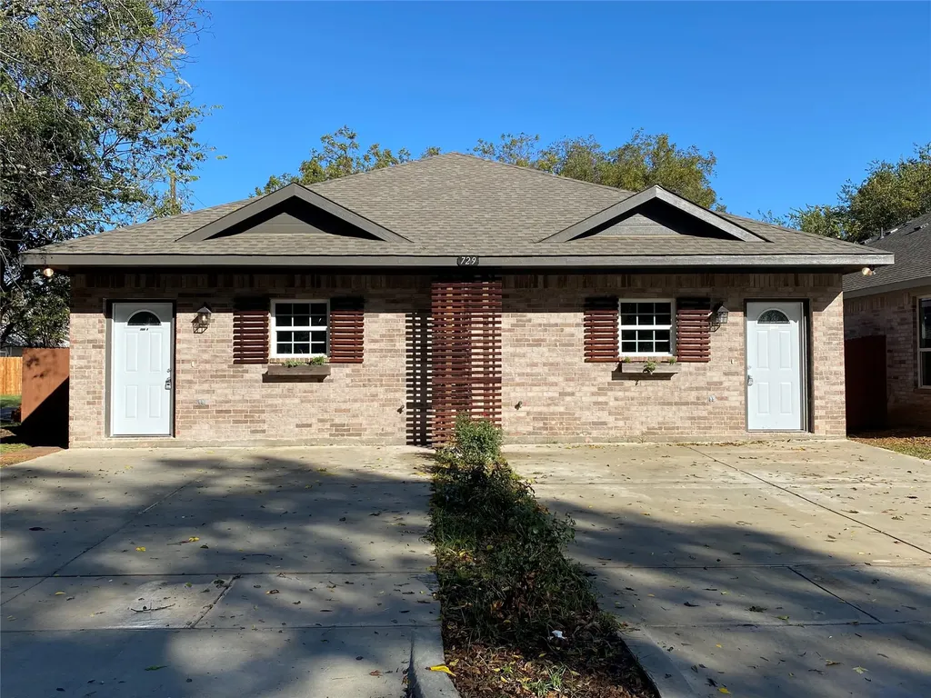 729 E Brown Street Cleburne TX 76031