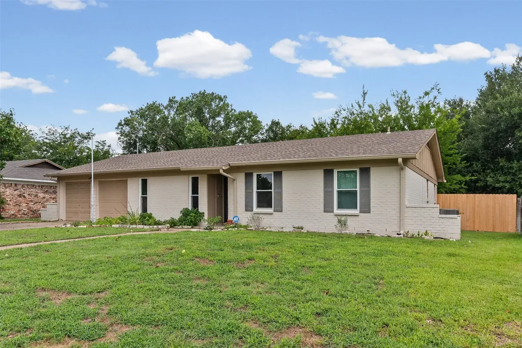 1005 Keller Avenue Benbrook TX 76126