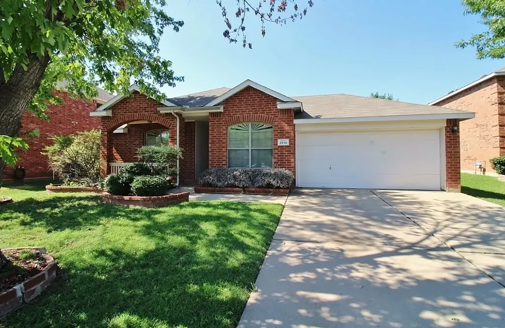 2816 Park Springs Drive Grand Prairie TX 75052