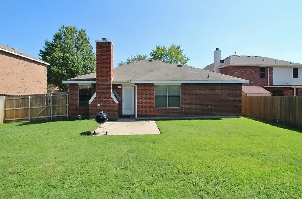 2816 Park Springs Drive Grand Prairie TX 75052