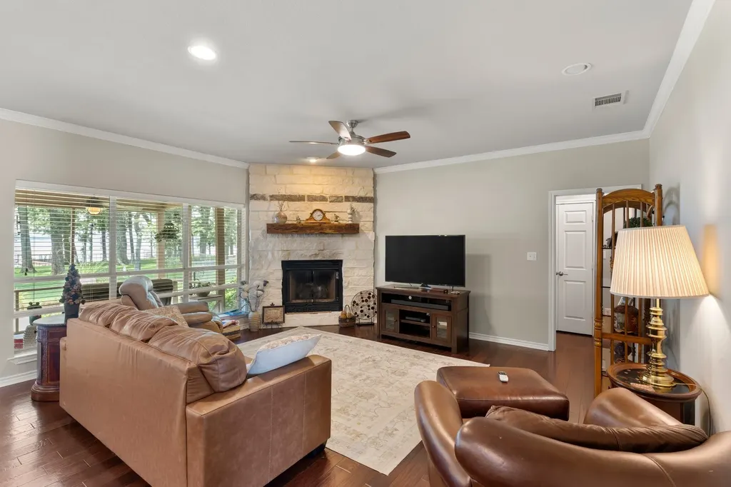 813 Rs County Road 3346 Emory TX 75440