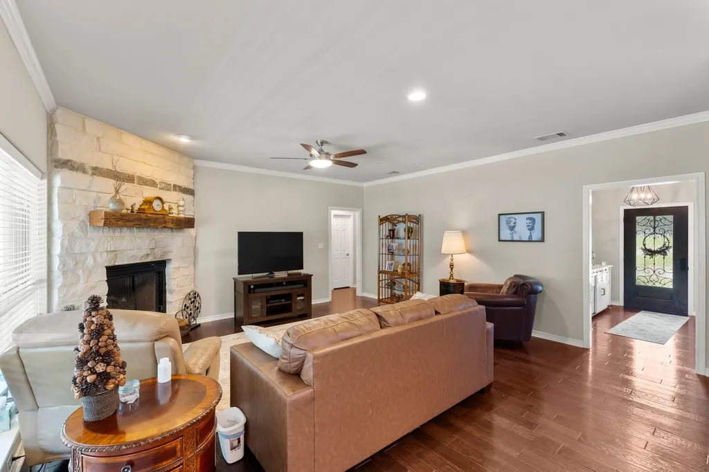 813 Rs County Road 3346 Emory TX 75440