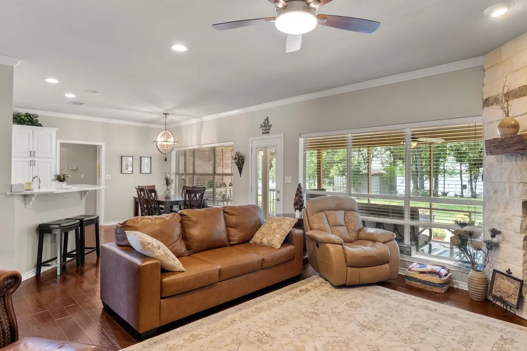 813 Rs County Road 3346 Emory TX 75440