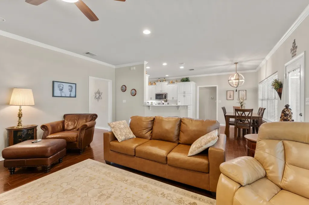813 Rs County Road 3346 Emory TX 75440