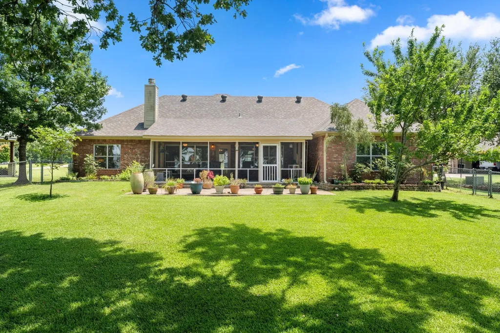 813 Rs County Road 3346 Emory TX 75440