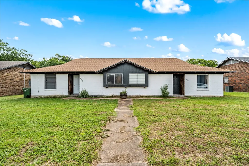 208-212 Queen Drive Hewitt TX 76643