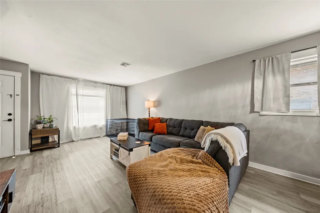208-212 Queen Drive Hewitt TX 76643