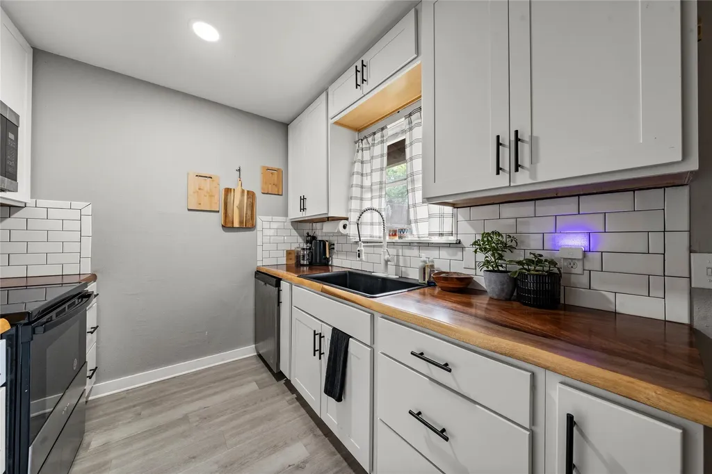 208-212 Queen Drive Hewitt TX 76643