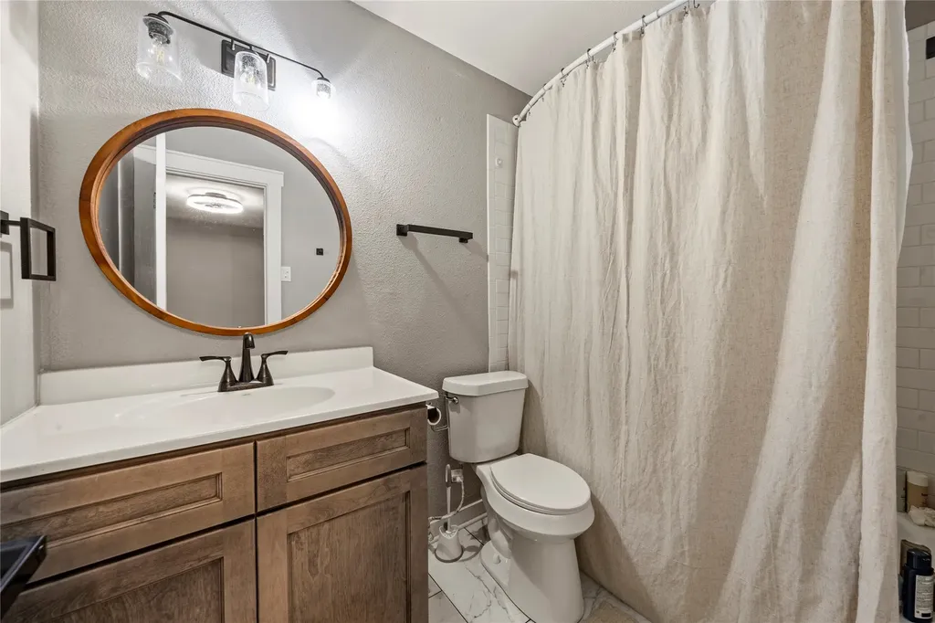208-212 Queen Drive Hewitt TX 76643