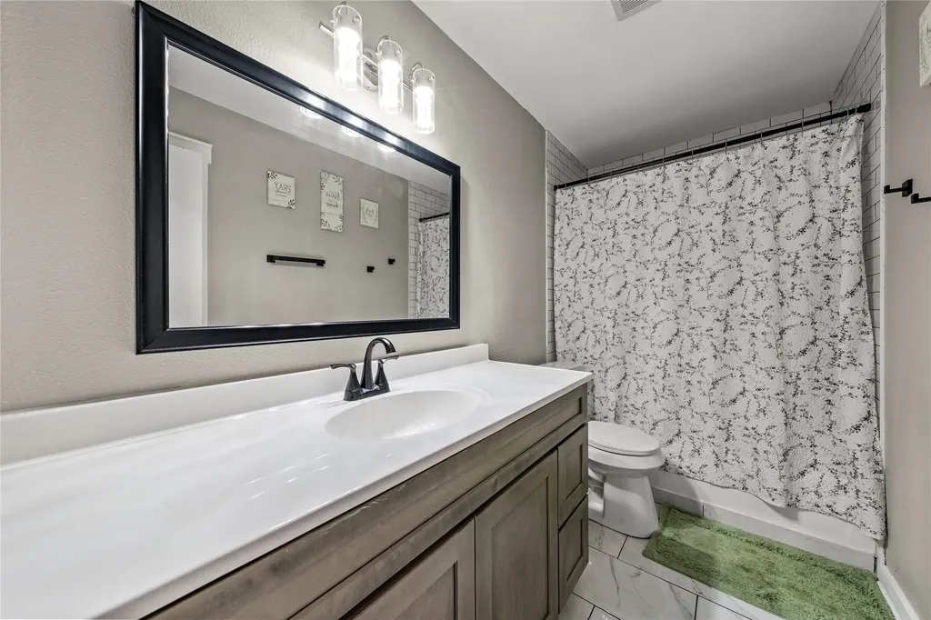 208-212 Queen Drive Hewitt TX 76643