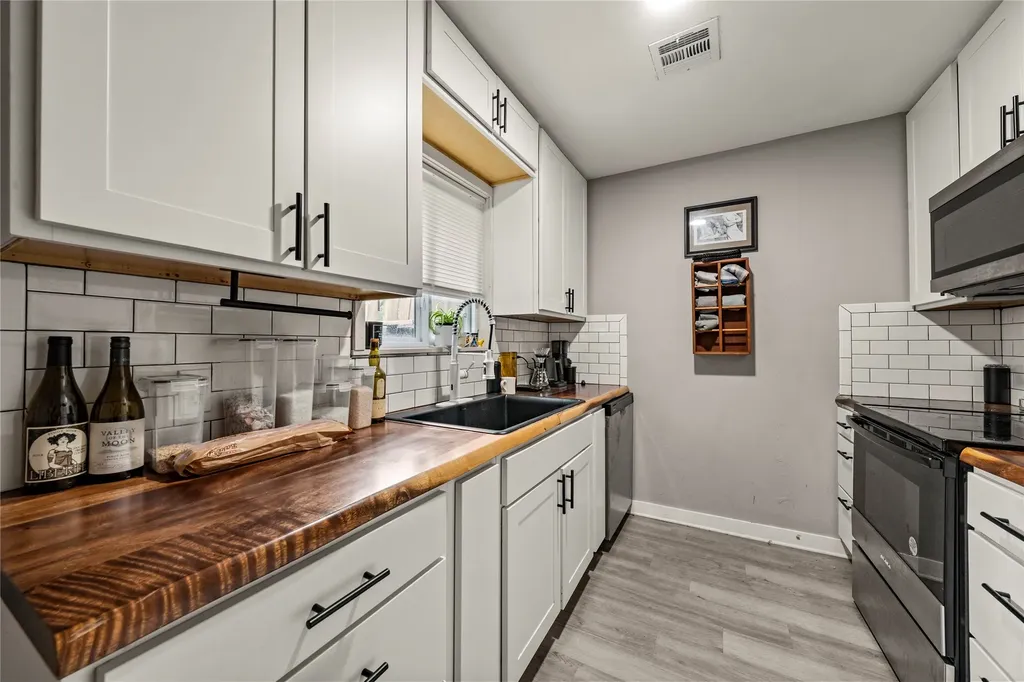 208-212 Queen Drive Hewitt TX 76643