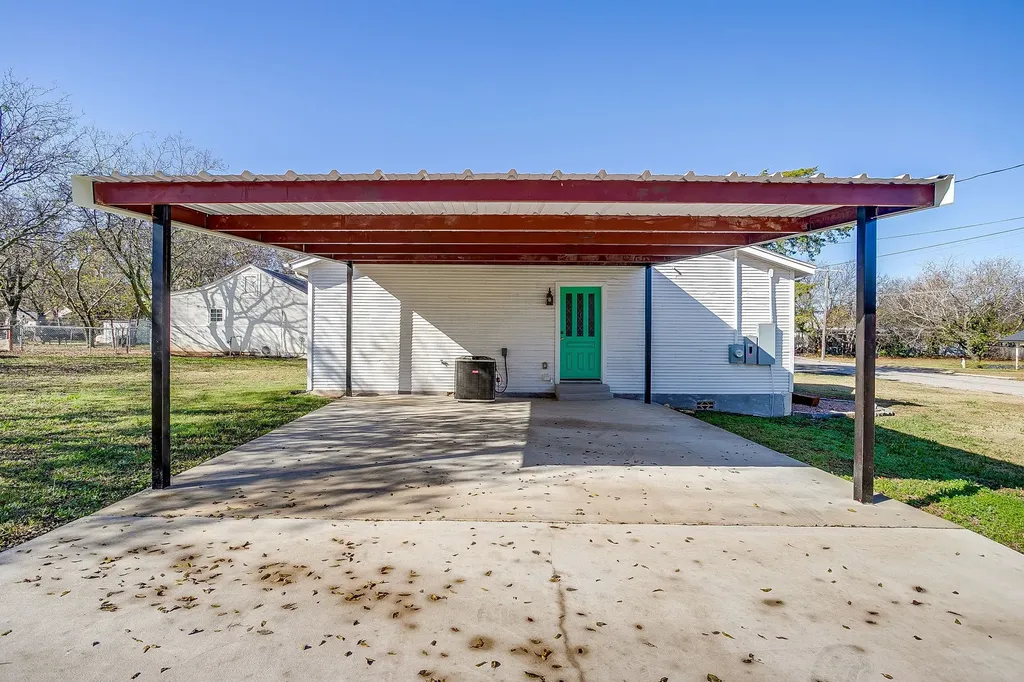 619 W Live Oak Street Jacksboro TX 76458