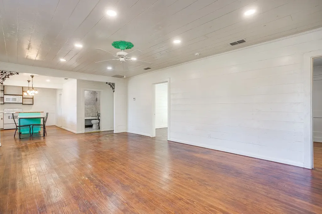 619 W Live Oak Street Jacksboro TX 76458