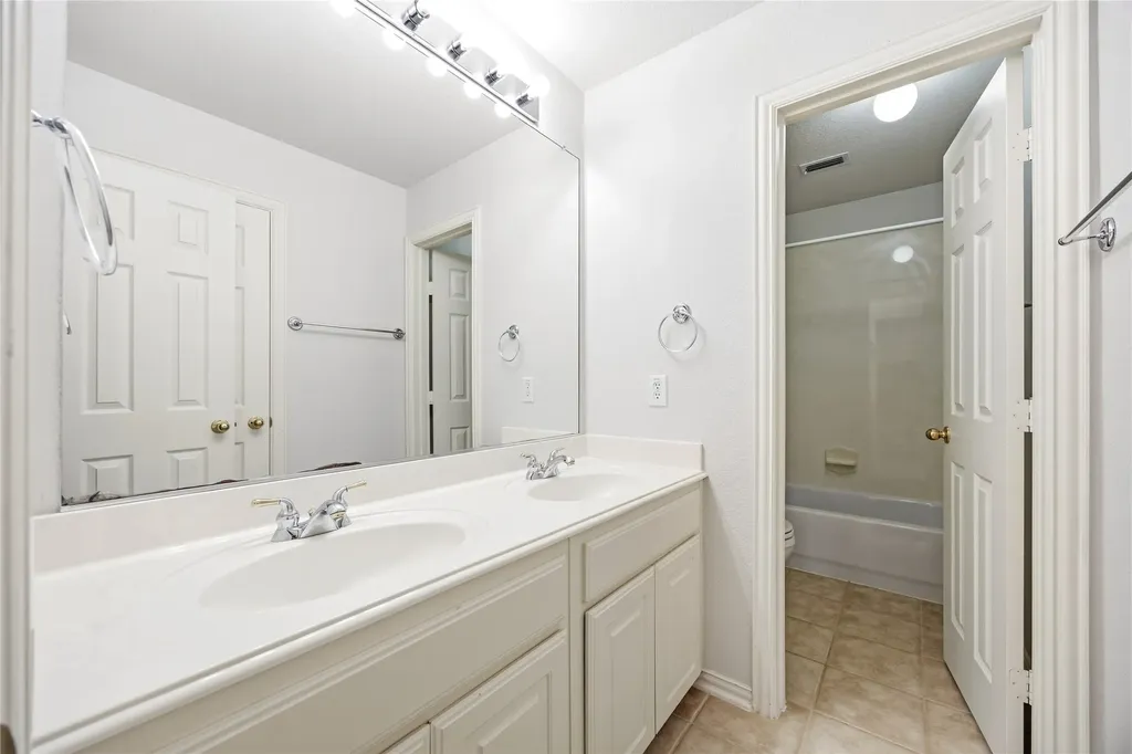 9024 Fox Hollow Trail Irving TX 75063