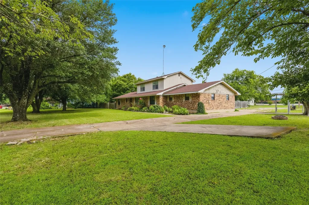 408 E Mulberry Street Leonard TX 75452