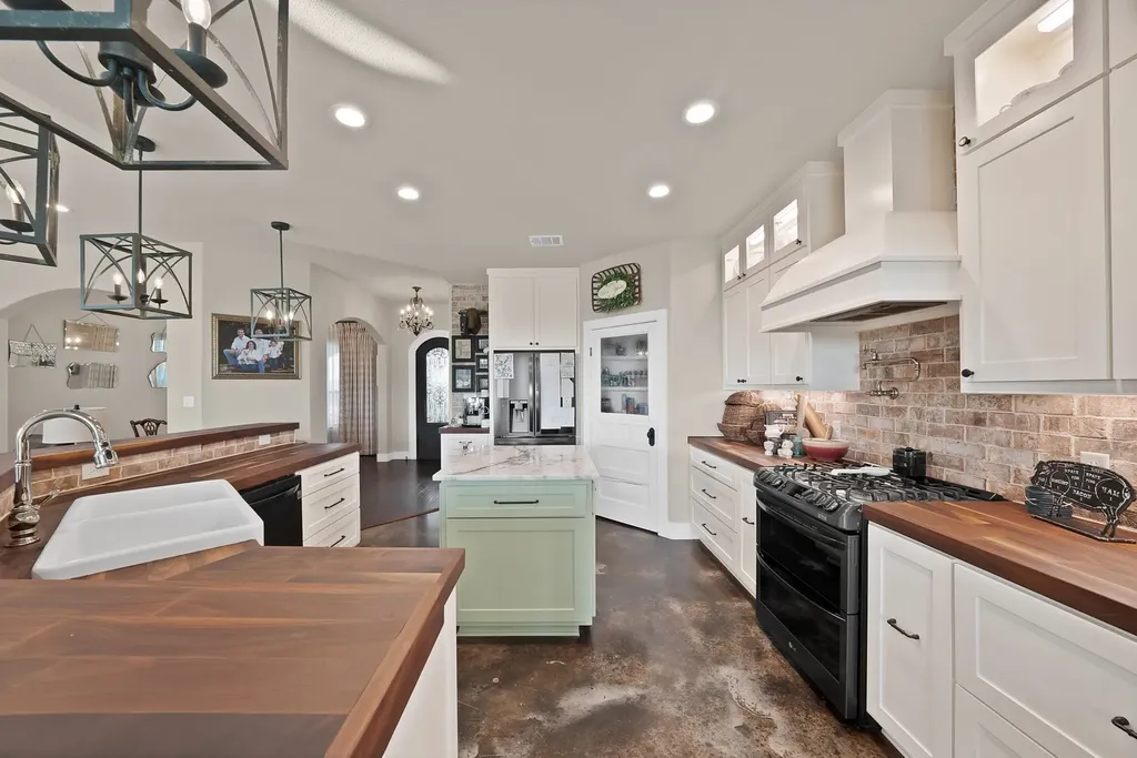 9688 Whispering Creek Terrace Grandview TX 76050