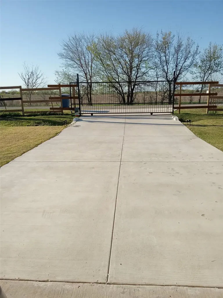 750 Section House Road Alma TX 75119