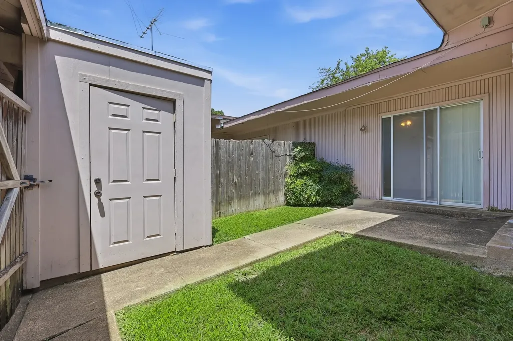 13422 Blossomheath Lane Dallas TX 75240