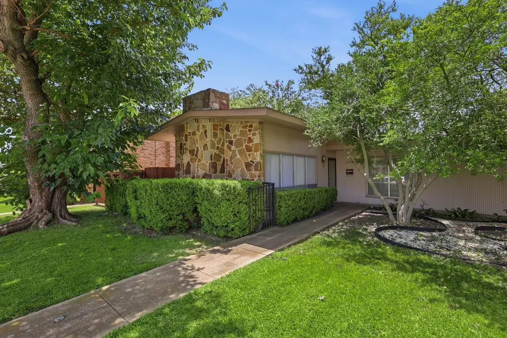 13422 Blossomheath Lane Dallas TX 75240