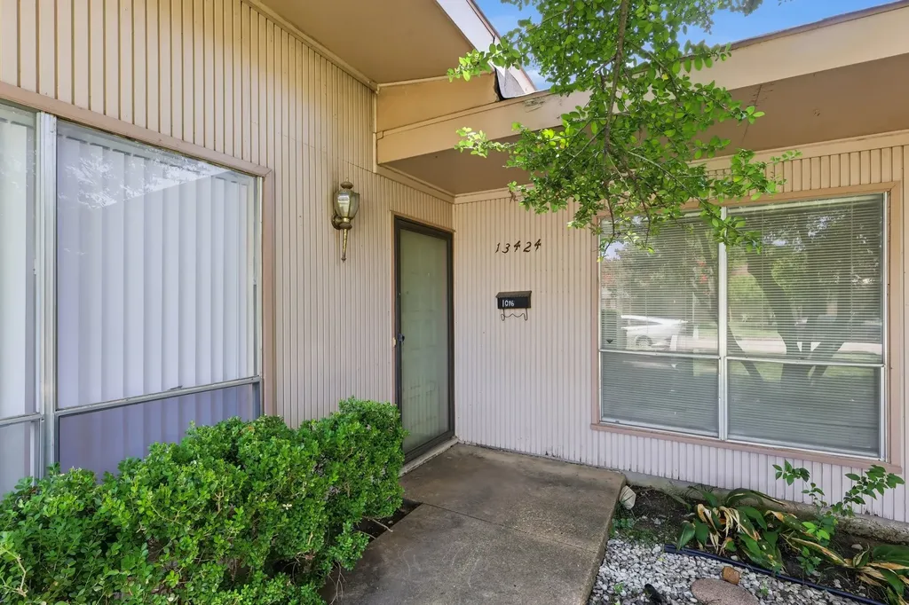 13422 Blossomheath Lane Dallas TX 75240