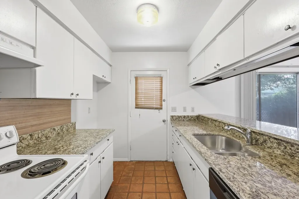 13422 Blossomheath Lane Dallas TX 75240