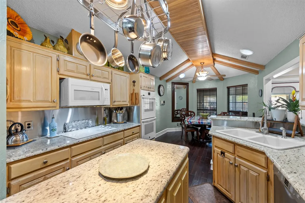 809 Shady Creek Drive Kennedale TX 76060