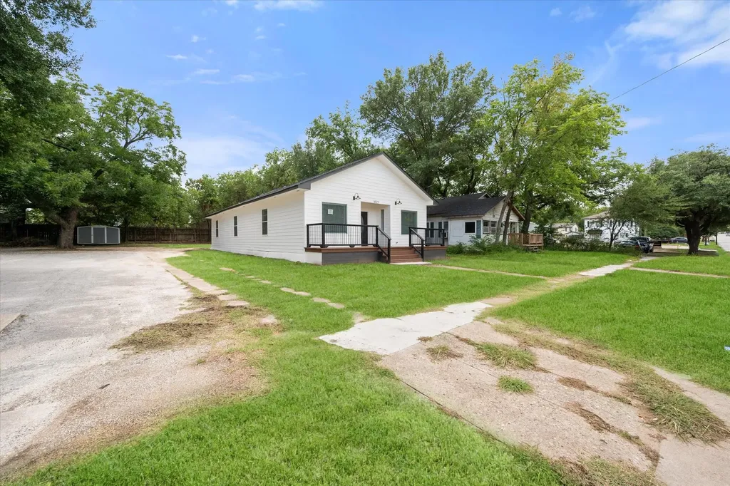 1027 W 2nd Avenue Corsicana TX 75110