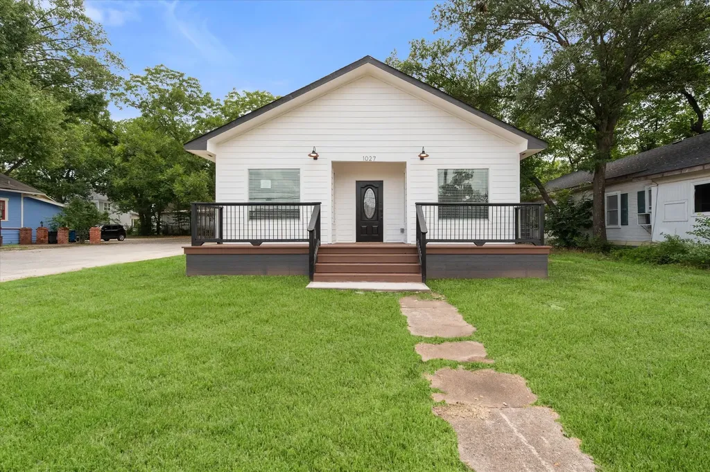 1027 W 2nd Avenue Corsicana TX 75110