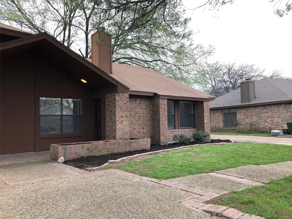 208 E Denton Drive Euless TX 76039