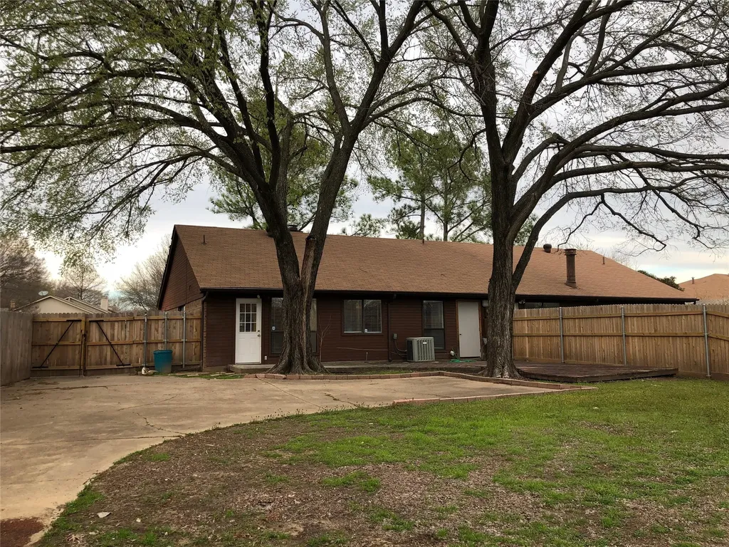 208 E Denton Drive Euless TX 76039