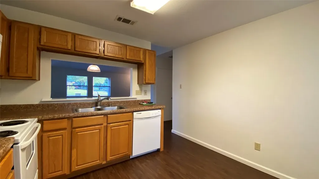 208 E Denton Drive Euless TX 76039
