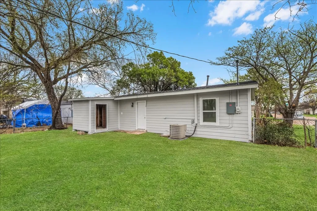 3744 S Hughes Avenue Fort Worth TX 76119