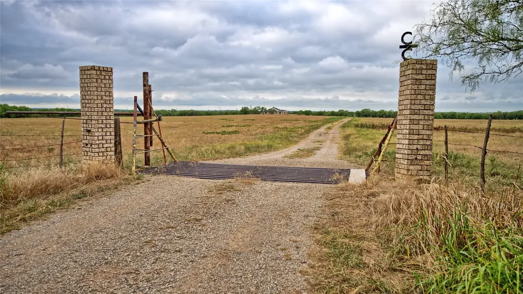2563 Raymond Edwards Road Henrietta TX 76365