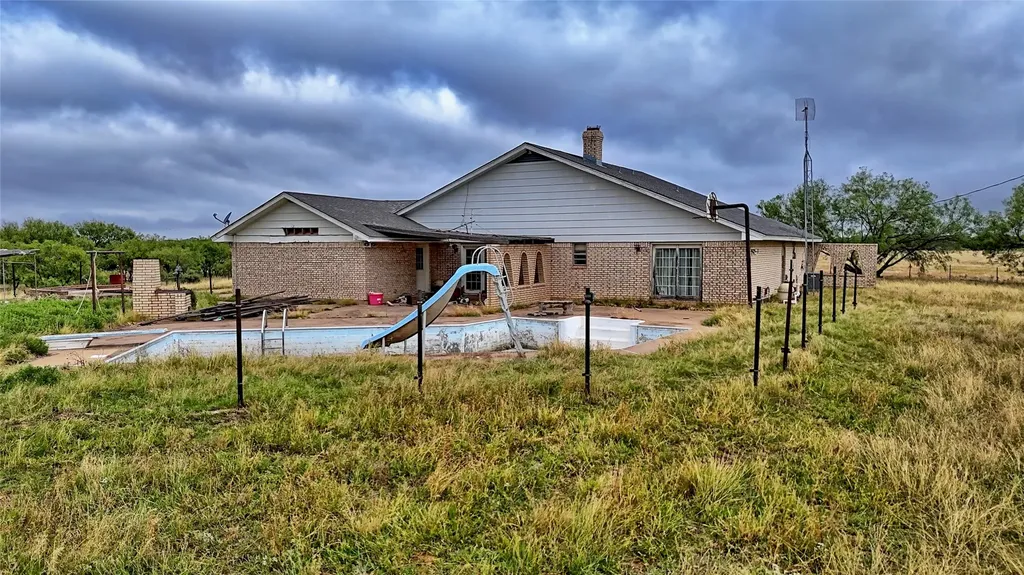 2563 Raymond Edwards Road Henrietta TX 76365