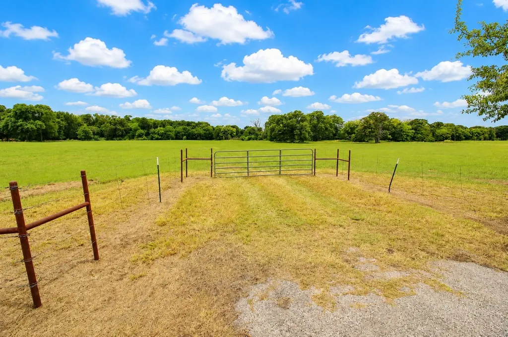 8401 S Fm 148 Scurry TX 75158