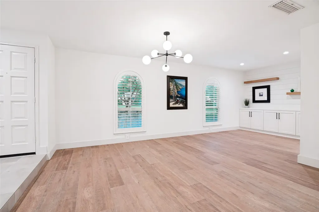 3817 Crestpark Drive Farmers Branch TX 75244