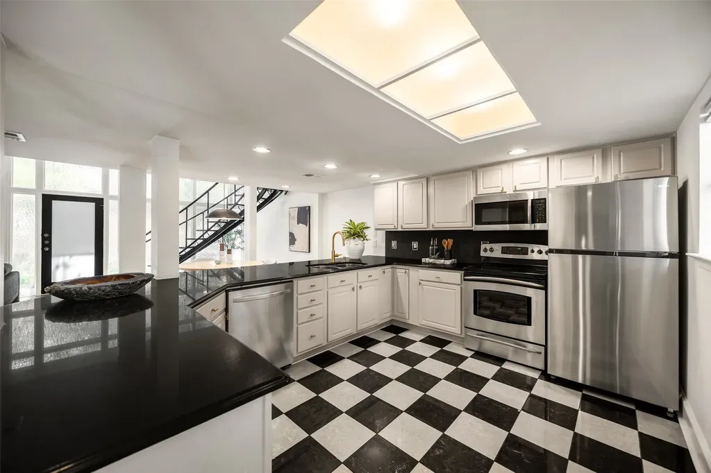 10221 Regal Oaks Drive Dallas TX 75230