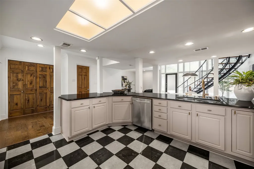10221 Regal Oaks Drive Dallas TX 75230