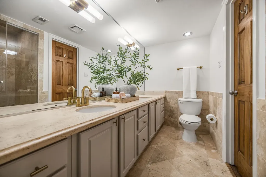 10221 Regal Oaks Drive Dallas TX 75230