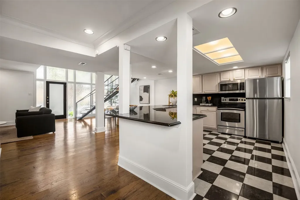 10221 Regal Oaks Drive Dallas TX 75230