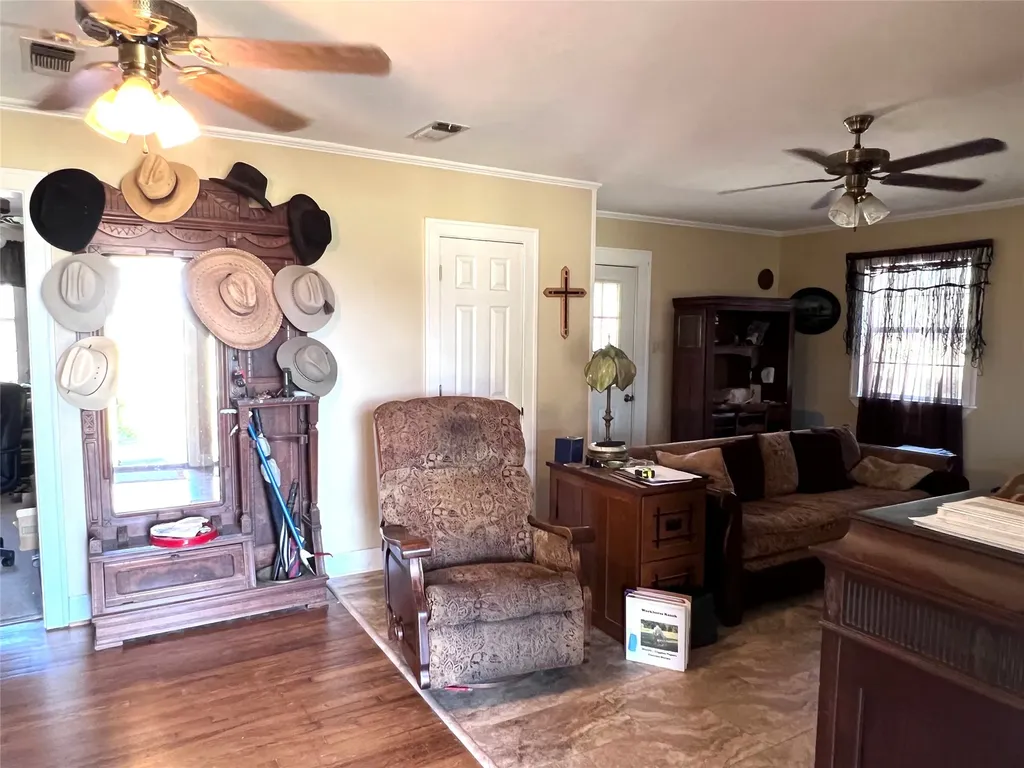 706 County Road 4599 Boyd TX 76023