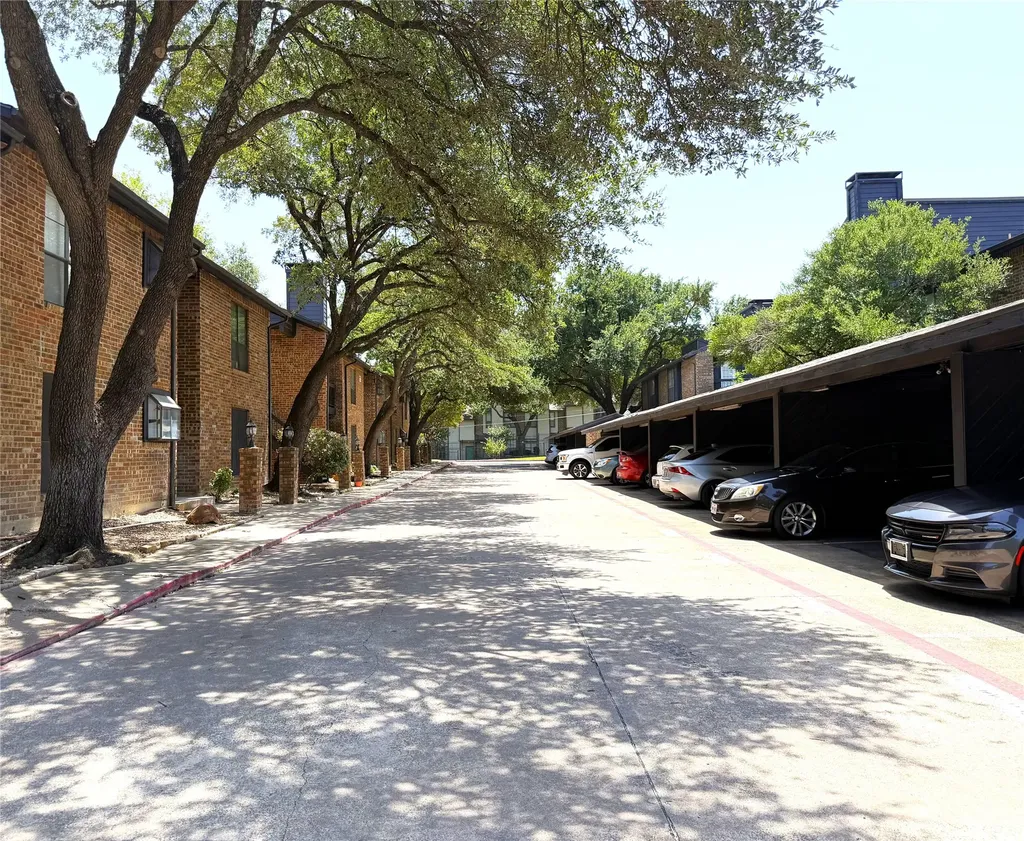 7525 Holly Hill Drive Dallas TX 75231