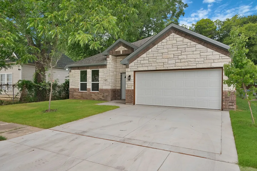 407 E Willingham Street Cleburne TX 76031