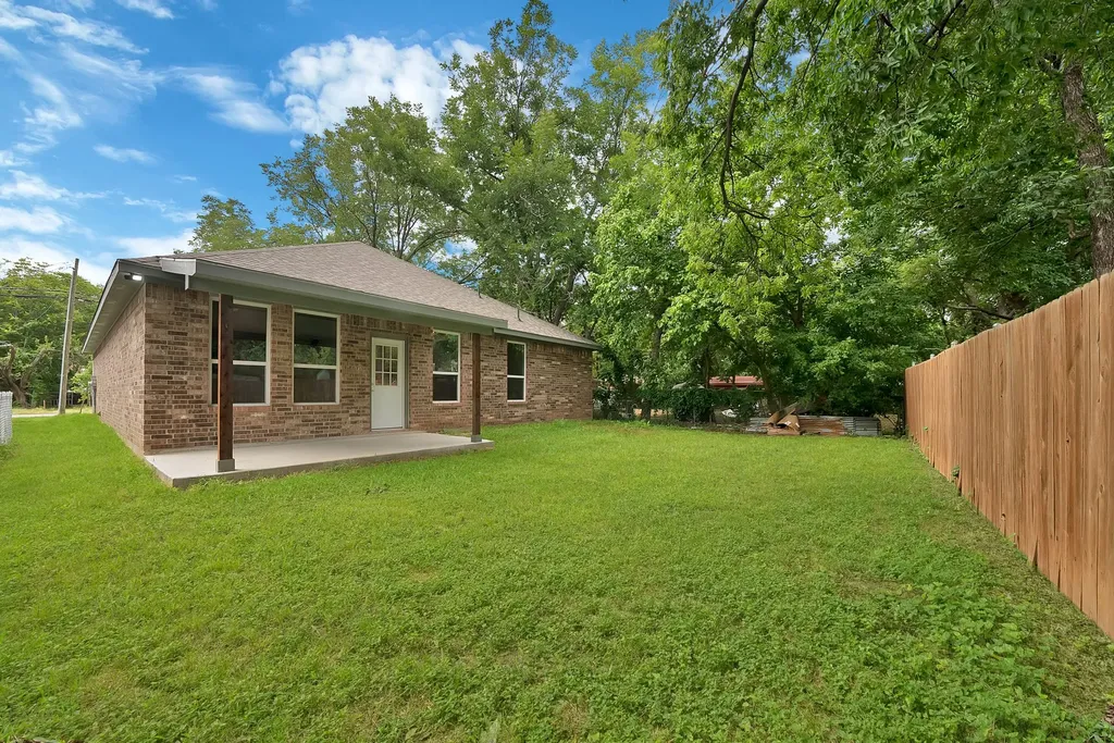 407 E Willingham Street Cleburne TX 76031